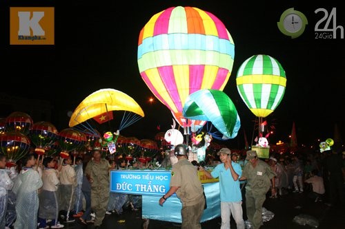 Lồng đèn của trường tiểu học Đức Thắng lấy chủ đề từ "Lễ hội khinh khí cầu" vừa diễn ra tại Phan Thiết khá sinh động
